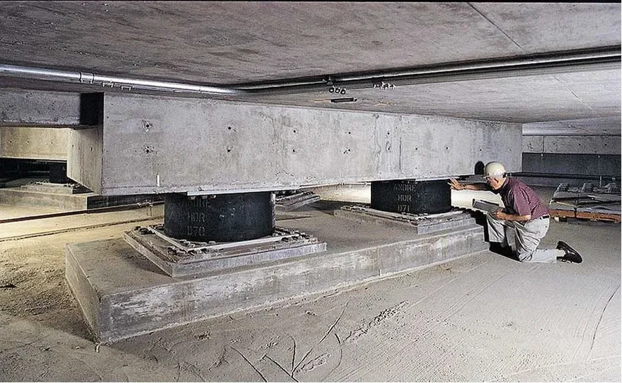 Diseño de Aislación Sísmica de Base en Iquique: Protección Estructural en Zona de Alta Amenaza